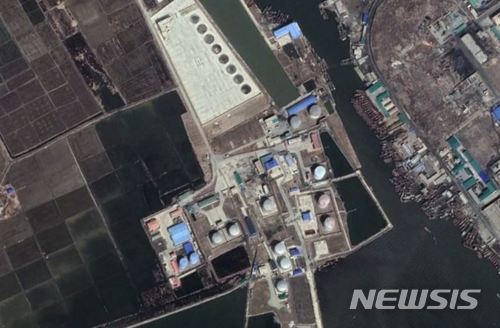 【서울=뉴시스】미국 국립우주연구원(CNES)와 에어버스가 지난 3월 14일 북한 남포의 유류저장시설을 촬영한 사진. 남쪽에 새로운 유루저장 탱크가 세워지고, 북쪽에 새로운 유류저장 탱크 8개를 세우는 공사가 진행되고 있는 것이 보인다. <사진출처:VOA> 2018.04.11