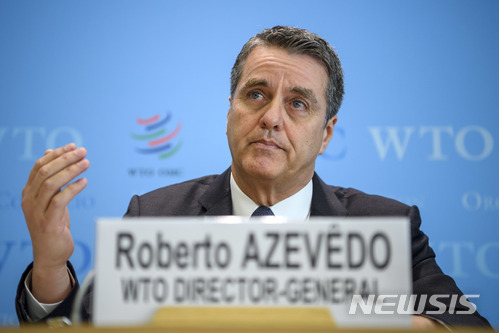 【제네바=AP/뉴시스】 호베르투 아제베두 세계무역기구(WTO) 사무총장이 스위스 제네바 WTO 본부에서 연례 보고서 발표 기자회견을 하고 있다. 2018. 4.13
