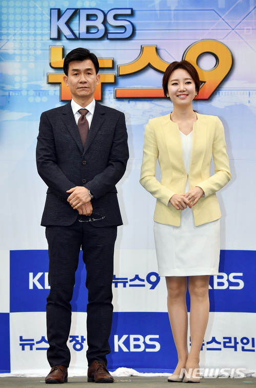【서울=뉴시스】'KBS 뉴스9' 평일 김철민(왼쪽), 김솔희 앵커. (사진=KBS 제공)