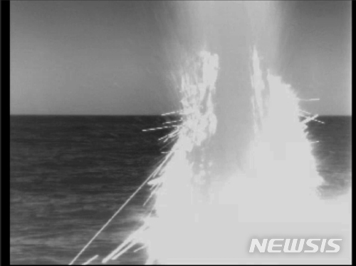 【AP/뉴시스】 미국 해군은 14일(현지시간) 시리아 화학무기 관련 시설을 타격한 토마호크 미사일이 지중해 해저 잠수함으로부터 발사되는 순간을 찍은 사진을 공개했다.  2017.04.15 