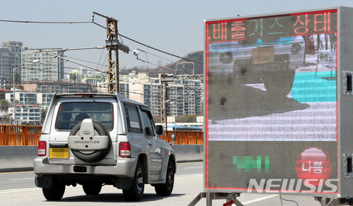 [서울=뉴시스]2018년 4월16일 오전 서울 동호대교 남단에서 자동차 배출가스를 집중 단속하고 있다.