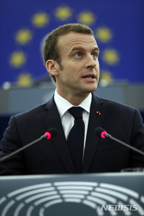 【스트라스부르=AP/뉴시스】 프랑스의 에마뉘엘 마크롱 대통령이 17일 프랑스 동북부 소재 유럽의회에서 연설하고 있다. 지난해 5월 취임후 처음으로 유럽연합 의회 연단에 오른 마크롱(40)는 이날 열정적으로 자유 민주주의와 유럽 통합을 주창했다. 2018. 4. 17.
