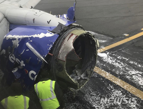 【필라델피아=AP/뉴시스】17일(현지시간) 비행 중 엔진 폭발로 미국 필라델피아 국제공항에 비상착륙한 미 사우스웨스트항공 여객기의 모습. 엔진 부분이 크게 파손돼 있다. 2018.04.18.
