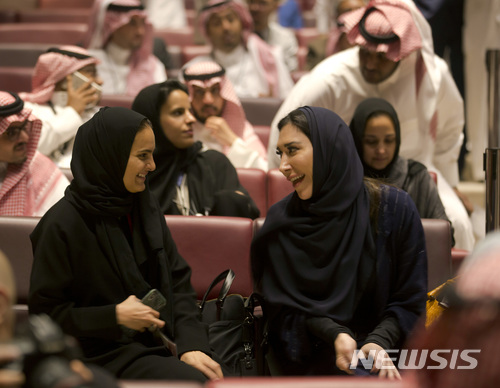 【리야드=AP/뉴시스】사우디 아라비아에서 18일(현지시간) 35년 만에 처음으로 영화관이 문을 열었다. 사진은 사우디 수도 리야드의 킹압둘라 금용지구 영화관에서 관람객들이 영화 상영을 기다리고 있는 모습. 2018.4.19.   