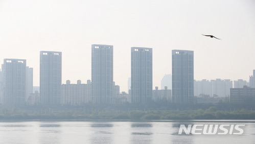 【서울=뉴시스】김선웅 기자 = 미세먼지 농도가 '나쁨' 상태를 나타낸 19일 오전 반포대교에서 바라본 서울 일대가 흐리다. 2018.04.19. mangusta@newsis.com