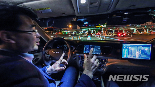야간 자율주행하는 G80에서 두 손이 자유로운 운전자. (사진 = 현대자동차그룹 제공)