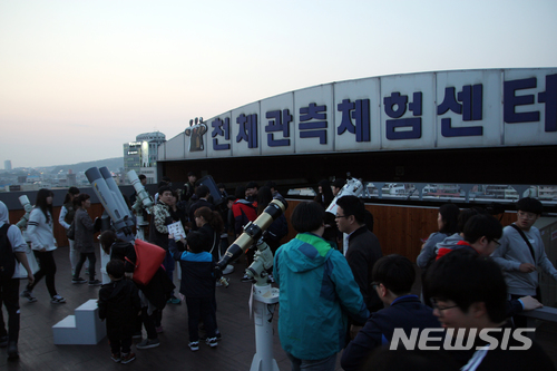 【청주=뉴시스】인진연 기자 = 충북도교육청이 과학의 달을 맞아 '도민과 함께하는 별의 축제'와 '드론 조종 체험' 등 학생들의 과학적 호기심을 키워 줄 행사를 다양한 행사를 펼친다. 사진은 충북교육과학연구원 천체관측체험센터에서 열린 '도민과 함께하는 별의 축제'모습. 2018.04.21 (사진=충북도교육청 제공) photo@newsis.com