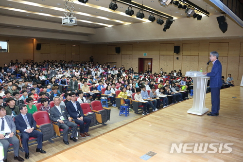 【창원=뉴시스】 홍정명 기자 = 21일 오전 경남대학교 한마관 대강당에서 열린 ‘2018년 경남도교육청-KAIST 사이버영재교육원 개원식'에서 박종훈 경남도교육감이 인사말을 하고 있다.2018.04.21.(사진=경남도교육청 제공) photo@newsis.com