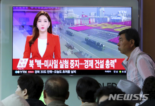 People watch a news program at the Seoul Railway Station in Seoul, South Korea, Saturday, April 21, 2018. North Korea said Saturday it has suspended nuclear and long-range missile tests and plans to close its nuclear test site. The announcement came ahead of a new round of nuclear negotiations between Pyongyang, Seoul and Washington, but there was no clear indication in the North’s announcement if it would be willing to deal away its arsenal. The signs read: "North Korea says it has suspended nuclear and long-range missile tests." (AP Photo/Ahn Young-joon)