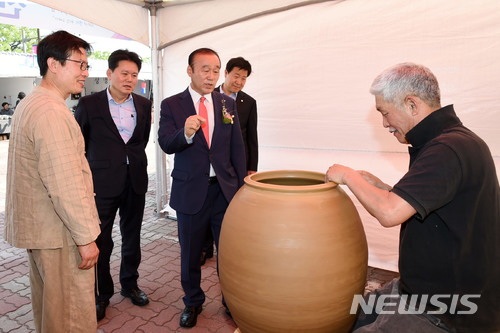 【경주=뉴시스】강진구 기자 = 경북 경주시는 지난 20일 오후 황성공원 실내체육관 광장에서 제18회 경주도자기축제를 개막했다고 22일 밝혔다.사진은 지난 20일 오후 축제장을 둘러보고 있는 최양식 경주시장.2018.04.22.(사진=경주시 제공) photo@newsis.com