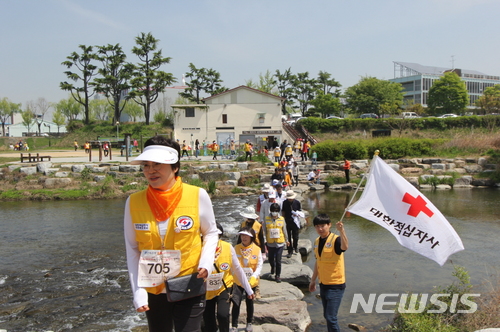 【전주=뉴시스】강인 기자 = 22일 전북적십자는 희망 걷기 캠페인을 열고 전주천변 5㎞ 구간을 1500여명과 함께 걸었다고 밝혔다. 2018.04.22 (사진=전북적십자 제공)kir1231@newsis.com