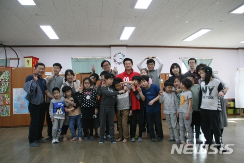 【포항=뉴시스】강진구 기자 =6·13 전국동시지방선거 경북도의회 포항시 제3선거구(두호·중앙·죽도·환여동)에 출마한 자유한국당 이칠구 예비후보는 22일 오전 보도자료를 통해 “장애라는 이유로 교육에서 차별을 받아서는 안 된다”고 밝혔다.사진은 지난 20일 서른여덟 번째 장애인의 날을 맞아 북구 흥해읍 사회복지법인 모자이크를 찾은 이칠구 예비후보.2018.04.22.(사진=이칠구 예비후보 선거사무소 제공) photo@newsis.com