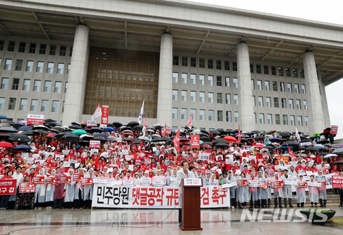 【서울=뉴시스】이종철 기자 = 비가 오는 가운데 22일 서울 여의도 국회 본청앞 계단에서 열린 자유한국당의 민주당원 댓글공작 규탄및 특검 촉구 집회에서 홍준표 대표가 규탄 발언을 하고 있다. 2018.04.22. jc4321@newsis.com