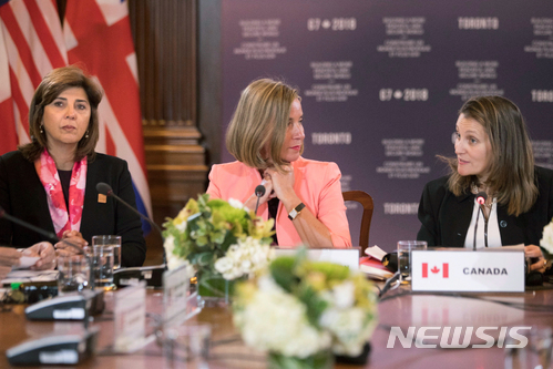【토론토( 캐나다) = AP/뉴시스】캐나다 토론토에서 열린 22일(현지시간)의 G7외무장관 회의에서 크리스티아 프릴랜드 캐나다 외무장관( 오른쪽)이  유럽연합의 외교 안보 고위대표 페데리카 모게리니(가운데)와  대화하고 있다.  2018.04.23     
