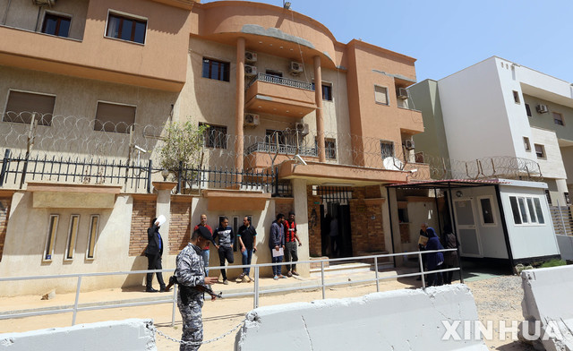【트리폴리( 리비아) =AP/뉴시스】지난 해 4월 23일 3년만에 다시 문을 연 리비아 트리폴리 시내의 튀니지 영사관 앞을 리비아 보안군이 지키고 있다. 이 영사관은 튀니지 외교관들이 집단 납치되는 사건으로 2015년에 폐쇄됐었다.   