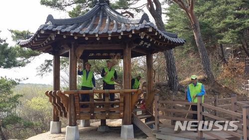 【영동=뉴시스】이성기 기자 = 충북 영동군과 영동군노인복지관(관장 이광진)이 추진 중인 ‘문화재지킴이’ 사업에 참여한 노인들이 지난 24일 양산면 강선대를 청소하고 있다.2018.04.25(사진=영동군 제공) sklee@newsis.com 