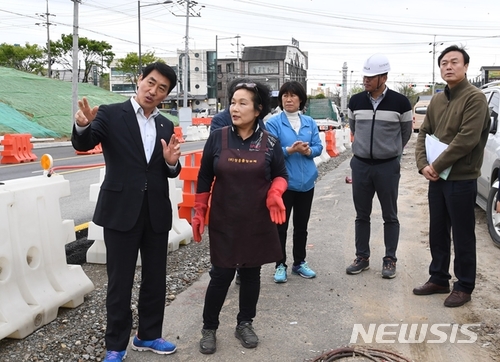  【하남=뉴시스】문영일 기자 = 오수봉 경기 하남시장(왼쪽 첫번째)은 25일 감일~초이간 광역도로 개설공사로 불편을 겪고 있는 민원을 해결하기 위해 초이동 현장을 방문해 시 관계자와 주민들과 함께 현장점검을 실시했다. 2018.04.25. (사진=하남시청 제공) photo@newsis.com