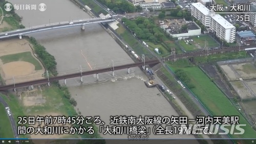 【서울=뉴시스】 25일 일본 오사카(大阪) 야마토(大和)강을 지나는 '야마토강 다리'의 철교 선로가 뒤틀리고, 교각이 기울어진 것이 발견됐다. 이에 해당 다리를 지나는 전철의 운행이 일부 구간에서 중단됐다. 사진은 야마토강 다리의 모습. (사진출처: 마이니치신문 동영상 캡쳐) 2018.04.25.  