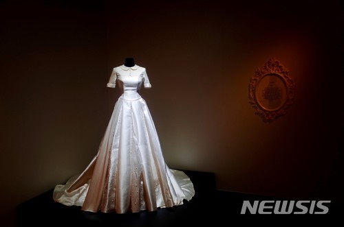 【서울=뉴시스】 서울미술관은 5월 1일부터 국내외 작가 30여명이 참여하는 대규모 기획전 '디어 마이 웨딩드레스(Dear My Wedding Dress)'를 펼친다. 