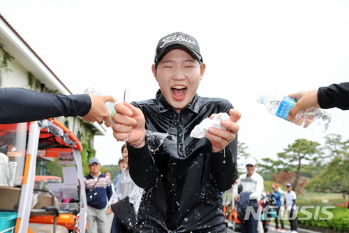 【서울=뉴시스】 공가연, 한국여자프로골프(KLPGA) 점프투어 7차전 우승한 (사진=KLPGA)
