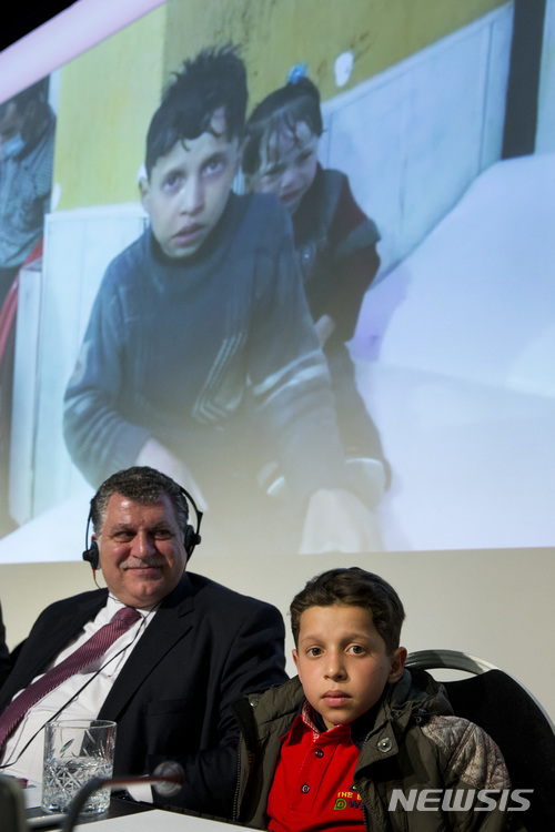 【헤이그=AP/뉴시스】시리아 두마에 사는 11세 소년 하산 디아브(오른쪽)가 26일(현지시간) 네덜란드 헤이그의 화학무기금지기구(OPCW) 본부에서열린 러시아의 기자회견에 참석했다. 디아브는 7일 두마에서 발생한 화학무기 의심 공격은 사실이 아니라고 진술했다. 2018.4.27.