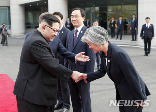 【판문점=뉴시스】전진환 기자 = 문재인 대통령의 소개로 27일 경기도 파주시 판문점에서 김정은 국무위원장이 강경화 외교부 장관과 악수 하고 있다. 2018.04.27.  amin2@newsis.com 