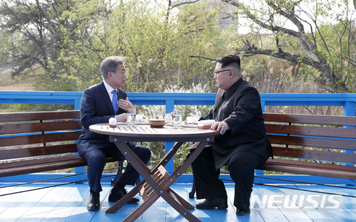 【판문점=뉴시스】전신 기자 = 문재인 대통령과 김정은 국무위원장이 27일 경기도 파주 판문점에서 공동식수 및 친교산책을 마친 후 군사분계선 표식물이 있는 ‘도보다리’까지 산책을 하며 담소를 나누고 있다. 2018.04.27.   photo1006@newsis.com 