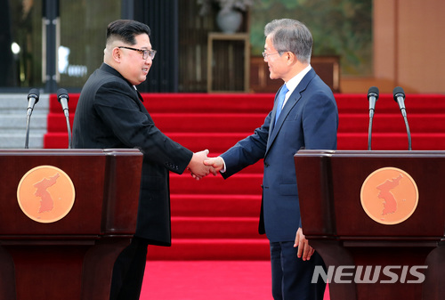 【판문점=뉴시스】 청와대는 판문점 선언 100일을 하루 앞둔 3일 "한반도 평화와 번영의 새 시대를 열어가기 위한 담대한 여정이 출발했다"고 자평했다. 사진은 지난 4월27일 문재인 대통령과 김정은 국무위원장이 경기도 파주 판문점 평화의집 앞에서 판문점 선언을 발표한 뒤 악수하는 모습이다. (사진=뉴시스 자료사진) 2018.08.03. photo1006@newsis.com