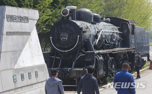 【파주=뉴시스】배훈식 기자 = 역사적인 2018 남북 정상회담의 감동이 채 가시지 않은 28일 오전 경기 파주시 임진각을 찾은 관광객들이 철도중단점 열차를 바라보고 있다. 문재인 대통령과 김정은 북한 국무위원장은 4.27 판문점 선언을 통해 완전한 한반도 비핵화와 동해선, 경의선 철도 연결 등을 합의했다. 2018.04.28. dahora83@newsis.com