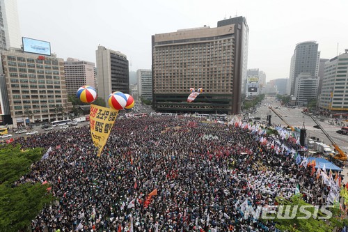 【서울=뉴시스】김선웅 기자 = 제128주년 노동절인 1일 오후 서울 중구 서울광장에서 열린 2018 세계 노동절 대회에서 참가 노동자들이 구호를 외치고 있다. 2018.05.01.  mangusta@newsis.com