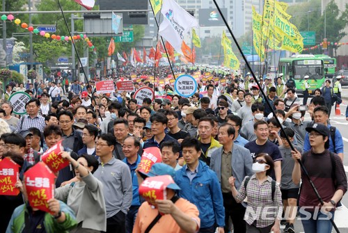 【서울=뉴시스】고범준 기자 = 근로자의 날인 1일 오후 서울 중구 태평로 서울광장에서 열린 2018 세계 노동절 대회를 마친 참석자들이 손 피켓을 들고 행진을 하고 있다. 2018.05.01. bjko@newsis.com