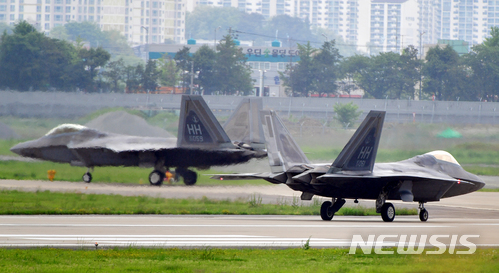 【서울=뉴시스】 미국의 최신예 스텔스 전투기 F-22 랩터. (뉴시스DB)