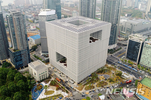 【서울=뉴시스】 영국의 세계적인 건축가 데이비드 치퍼필드가 설계한 서울 용산아모레퍼시픽 신사옥. 백자 달항아리에서 영감을 얻어 단아하고 간결한 형태를 갖춘 하나의 커다란 달항아리로 표현했다