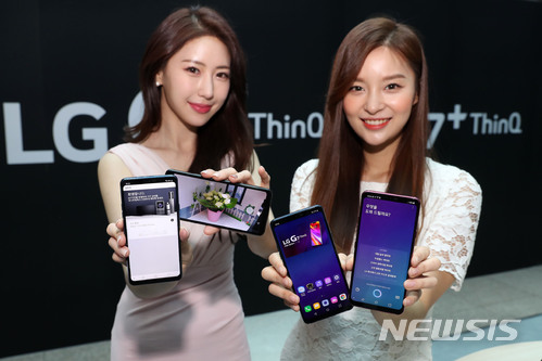 【서울=뉴시스】박진희 기자 = LG전자 모델들이 3일 오전 서울 용산구 용산역 ‘LG G7 ThinQ’ 체험존에서 LG 전략 스마트폰 LG G7 씽큐(ThinQ) 제품을 선보이고 있다. 2018.05.03.pak7130@newsis.com