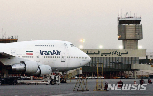 【테헤란(이란) =AP/뉴시스】 테헤란의 메라바드 국제공항에 서 있는 이란 항공사의 국적기. 5월 8일(현지시간) 트럼프대통령의 이란핵합의 파기 선언후 므누신 재무장관은 보잉사와 에어버스 그룹의 대이란 민영항공기 수출 면허를 취소한다고 발표했다.    
