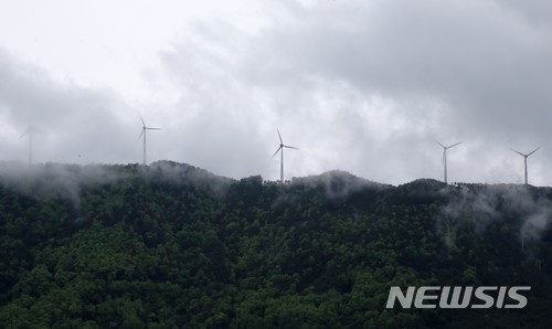 【창원=뉴시스】 홍정명 기자 = 경남 도내 풍력업체인 유니슨㈜에서 투자해 지난 2016년부터 운영하고 있는 의령군 한우산 일대 풍력발전기들. 발전용량은 18.75MW(0.75MW×25기)로 1만2000가구가 사용 가능한 전력량을 생산하고 있다.2018.05.07.(사진=경남도청 제공) photo@newsis.com