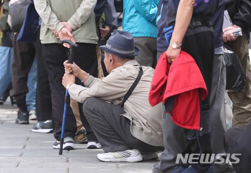 빠르게 늙어가는 한국…"소득 적은 고령층, 소비위축 우려"