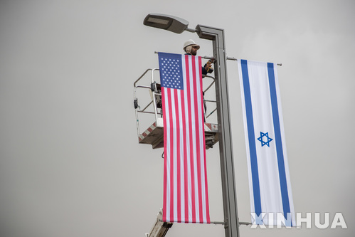 【 예루살렘 = 신화/뉴시스】 5월 7일(현지시간) 예루살렘의 새 미국대사관 앞에서 예루살렘 시청 직원들이 대사관 개관식을 앞두고 성조기와 이스라엘 국기를 달고 있다. 2018.05.08  