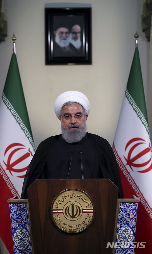 【테헤란(이란) =AP/뉴시스】 이란의 하산 로하니 대통령이 지난 8일(현지시간)도널드 트럼프 미국대통령의 이란 핵협정 탈퇴 선언후 테헤란의 대통령궁 집무실에서 국영 TV 생중계를 통해 대국민 연설을 하고 있다.  2018.05.09  