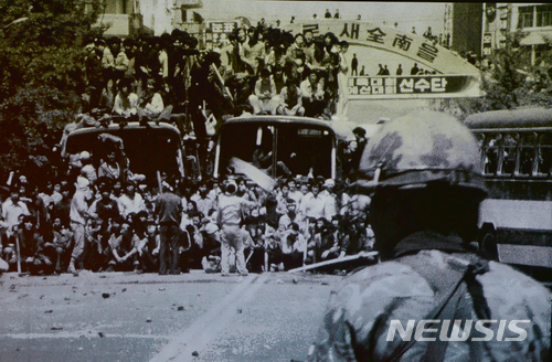 [광주=뉴시스] 1980년 5·18민주화운동 당시 계엄군이 시민들과 대치하고 있다. 2018.05.09. (사진=뉴시스DB) photo@newsis.com
