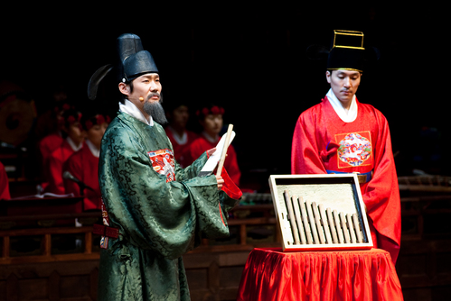 박연이 세종대왕에게 율관에 대해 보고하고 있다.