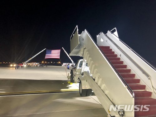 【서울=뉴시스】 북한에 억류됐다 풀려난 미국인 3명이 10일(현지시간) 오전 2시께 메릴랜드 주 앤드루스 공군기지에 도착할 것으로 알려지면서 그들을 환영하는 성조기가 걸려있다. (출처 = 트위터 캡쳐) 2018.05.10