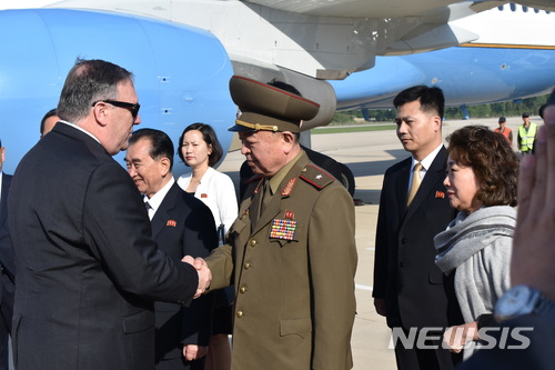 【평양=AP/뉴시스】마이크 폼페이오 미 국무장관(왼쪽)이 9일 오전 평양에 도착해 북한 당국자와 인사를 나누고 있다. 2018.05.10.