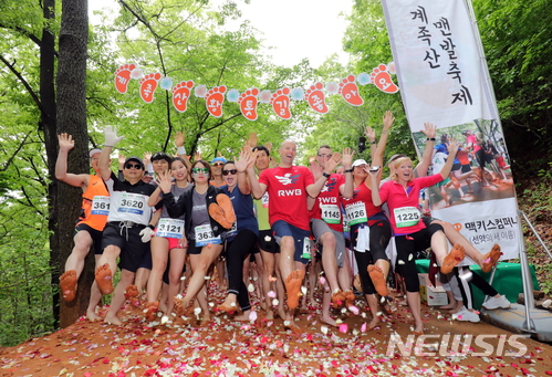 【대전=뉴시스】김양수 기자 = 12~13일 이틀간 맥키스컴퍼니 주최로 열린 '2018 계족산 맨발축제'가 4만여명의 방문객속에 성황리에 종료됐다. 축제기간 동안 맨발걷기와 맨발마라톤을 비롯해 머드체험, 맨발도장찍기, 황토염색체험 등 다양한 체험이벤트와 맥키스오페라 '뻔뻔(funfun)한 클래식'이 선보여 가족단위 방문객들에 호응을 얻었다. 대회 메인 이벤트인 맨발마라톤 참가자들의 모습.2018.05.13(사진=맥키스컴퍼니 제공) photo@newsis.com