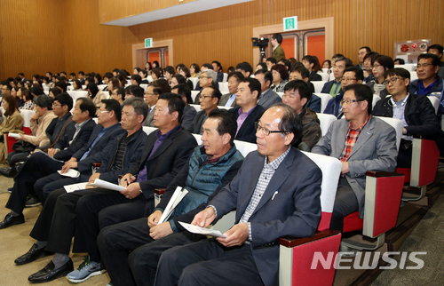 【대전=뉴시스】대전교육과학연구원에서 열린 대전시교육청의 '민원행정 역량강화 연수' 참가자들이 강의를 듣고 있다.(사진=대전시교육청 제공)