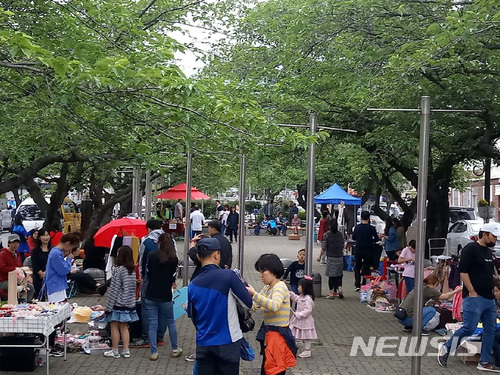 【창원=뉴시스】강경국 기자 = 경남 창원시 진해구는 지난 12일 진해문화의 거리 일원에서 구민과 프리마켓 관계자 등 700여 명이 참여한 가운데 제30회 진해길마켓(사진) 행사를 개최했다고 14일 밝혔다. 2018.05.14. (사진=창원시청 제공)photo@newsis.com