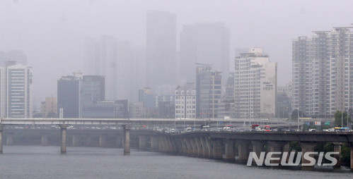 【서울=뉴시스】 추상철 기자 =서울을 비롯한 중서부 지방에 미세먼지 농도가 '나쁨' 단계를 보인 14일 오전 서울 마포대교에서 바라본 도심이 뿌옇게 보이고 있다 . 2018.05.14. scchoo@newsis.com