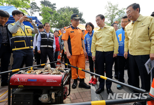 【서울=뉴시스】박주성 기자 = 박원순 서울시장이 14일 오후 서울 중랑구 서울의료원에서 열린 재난대응안전한국 훈련에 참석해 현장을 둘러보고 있다. 2018.05.14. park7691@newsis.com