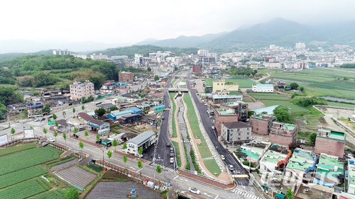 【창녕=뉴시스】안지율 기자 = 경남 창녕군은 15일 오후 창녕천에서 복합 친수공간으로 새롭게 단장한 '역사와 문화가 흐르는 창녕천' 고향의 강 및 생태하천 복원 준공식을 개최한다. 사진은 새로운 모습의 창녕천. 2018.05.15. (사진=창녕군 제공) photo@newsis.com