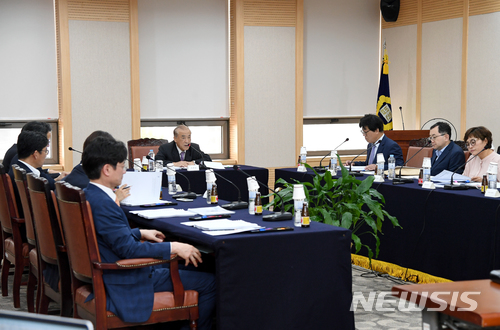 【서울=뉴시스】 '국민과 함께하는 사법발전위원회'(위원장 이홍훈 전 대법관)가 15일 오후 3시 대법원 중회의실에서 3차 회의를 진행하고 있다. (사진=대법원 제공)